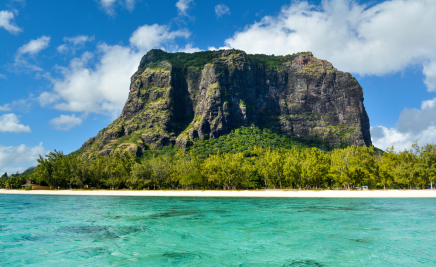 Meer, Strand, Berg, grüne Landschaft